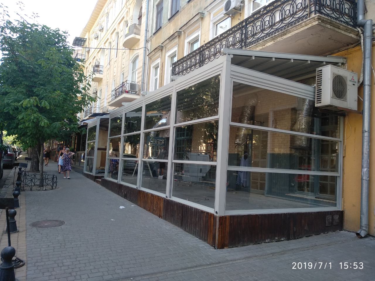 Vertically lifting and glazing